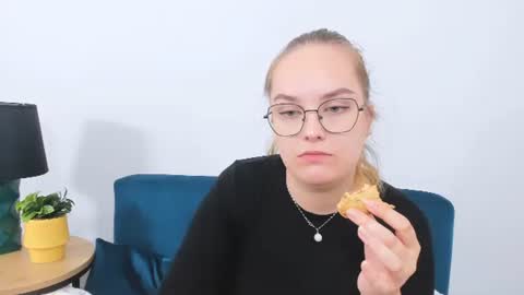 Snapshot of alicesensitive chatting on 10/06/25, 10:02 alicesensitive online show from 10/06/25, 10:02