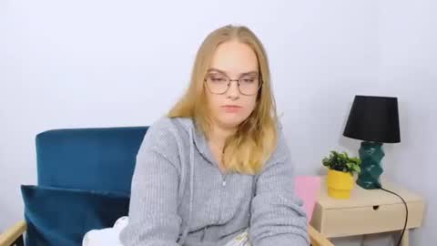 Snapshot of alicesensitive chatting on 10/17/25, 12:08 alicesensitive online show from 10/17/25, 12:08