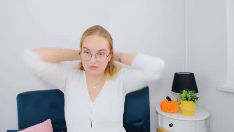 Snapshot of alicesensitive chatting on 11/14/25, 01:10 alicesensitive online show from 11/14/25, 01:10