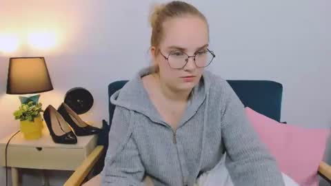 Snapshot of alicesensitive chatting on 11/17/25, 03:18 alicesensitive online show from 11/17/25, 03:18