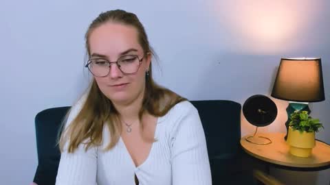 Snapshot of alicesensitive chatting on 11/18/25, 04:22 alicesensitive online show from 11/18/25, 04:22