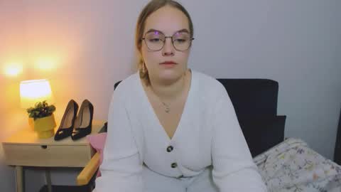 Snapshot of alicesensitive chatting on 11/23/25, 10:26 alicesensitive online show from 11/23/25, 10:26