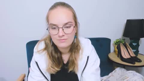 Snapshot of alicesensitive chatting on 11/25/25, 04:29 alicesensitive online show from 11/25/25, 04:29