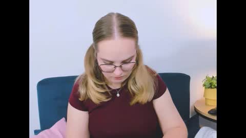 Snapshot of alicesensitive chatting on 12/19/25, 01:07 alicesensitive online show from 12/19/25, 01:07