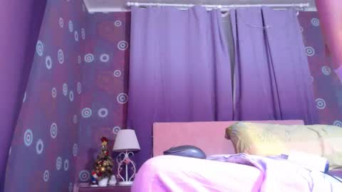 Snapshot of alicewetsquirt chatting on 12/04/25, 11:02 alicewetsquirt online show from 12/04/25, 11:02