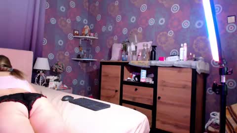 Snapshot of alicewetsquirt chatting on 04/19/26, 06:10 alicewetsquirt online show from 04/19/26, 06:10