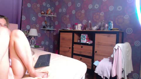 Snapshot of alicewetsquirt chatting on 05/08/26, 10:04 alicewetsquirt online show from 05/08/26, 10:04