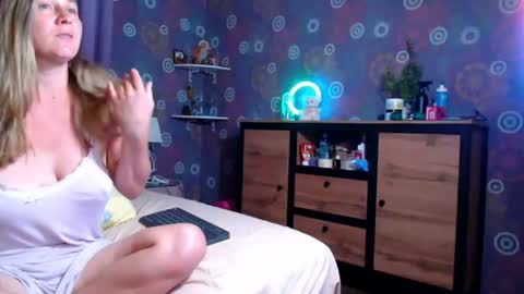 Snapshot of alicewetsquirt chatting on 07/25/26, 08:50 alicewetsquirt online show from 07/25/26, 08:50