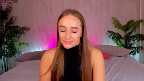 Snapshot of alicia_edwards chatting on 09/29/25, 01:22 Mia online show from 09/29/25, 01:22