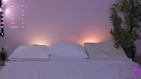 Snapshot of alicia_edwards chatting on 10/21/25, 02:01 Mia online show from 10/21/25, 02:01