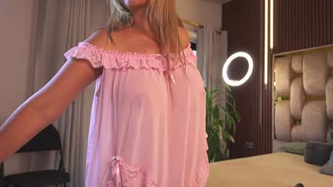 Snapshot of alicia_lang chatting on 09/22/25, 09:17 Alicia Lang online show from 09/22/25, 09:17