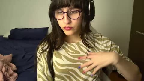 Snapshot of alicia_love29 chatting on 01/06/25, 04:15 Alice online show from 01/06/25, 04:15