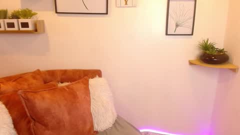 Snapshot of aliciacute__ chatting on 09/24/25, 09:51 aliciacute    online show from 09/24/25, 09:51