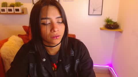 Snapshot of aliciacute__ chatting on 09/26/25, 08:35 aliciacute    online show from 09/26/25, 08:35