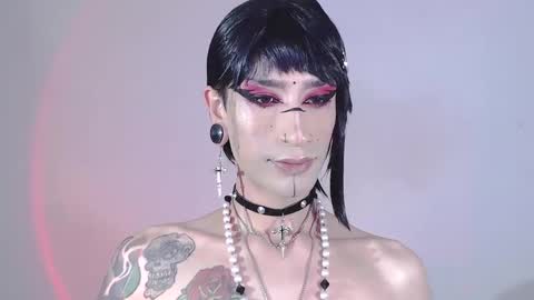 Snapshot of alienexxx chatting on 01/04/25, 01:52 online show from 01/04/25, 01:52