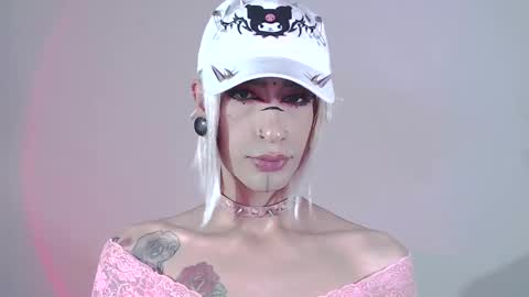 Snapshot of alienexxx chatting on 01/11/25, 08:33 online show from 01/11/25, 08:33