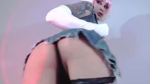 Snapshot of alienexxx chatting on 02/19/25, 07:38 online show from 02/19/25, 07:38