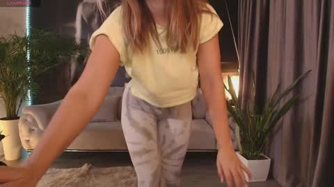 Aliessia online show from 10/23/25, 06:50