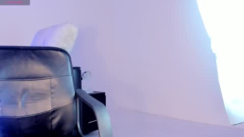 Snapshot of aliice_smithh chatting on 11/28/25, 08:11 Alice online show from 11/28/25, 08:11