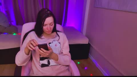 Snapshot of alina_cute_ chatting on 12/17/24, 04:23 Alina online show from 12/17/24, 04:23