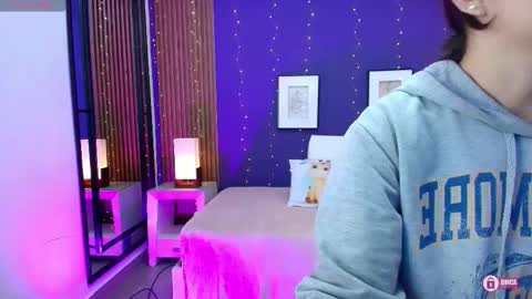 Snapshot of alina_martinelli chatting on 10/21/25, 11:22 Alina online show from 10/21/25, 11:22