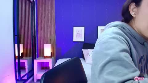 Snapshot of alina_martinelli chatting on 10/30/25, 11:22 Alina online show from 10/30/25, 11:22