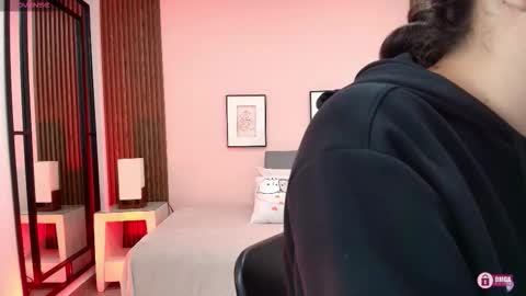 Snapshot of alina_martinelli chatting on 11/07/25, 11:43 Alina online show from 11/07/25, 11:43