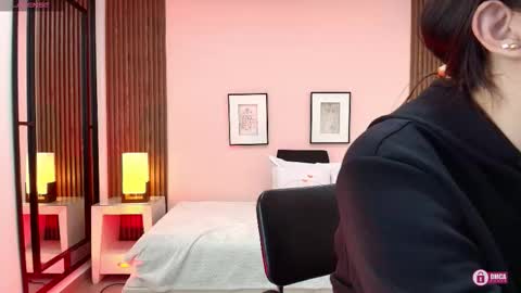 Snapshot of alina_martinelli chatting on 11/11/25, 11:21 Alina online show from 11/11/25, 11:21