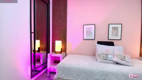 Snapshot of alina_martinelli chatting on 11/12/25, 11:43 Alina online show from 11/12/25, 11:43