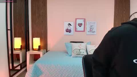 Snapshot of alina_martinelli chatting on 11/19/25, 11:32 Alina online show from 11/19/25, 11:32