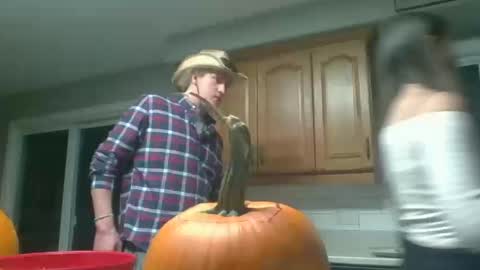 Snapshot of alinaandluke chatting on 10/18/25, 11:27 Alina and luke online show from 10/18/25, 11:27