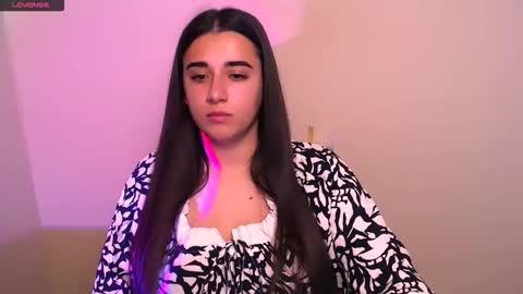 Snapshot of alinaasti_ chatting on 10/28/25, 08:29 Alina online show from 10/28/25, 08:29