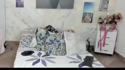 Snapshot of alinabozz1 chatting on 04/25/26, 12:02 alinabozz1 online show from 04/25/26, 12:02