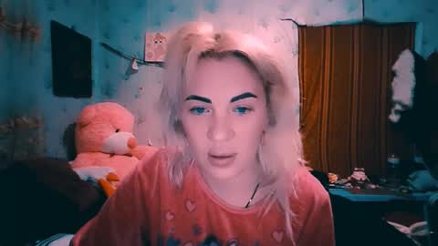 Snapshot of alinafrey_ chatting on 10/19/25, 02:07 Alina online show from 10/19/25, 02:07