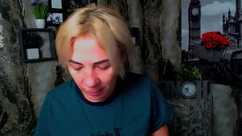 Snapshot of alinafrey_ chatting on 10/20/25, 04:35 Alina online show from 10/20/25, 04:35
