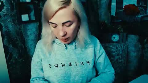 Snapshot of alinafrey_ chatting on 10/27/25, 06:28 Alina online show from 10/27/25, 06:28