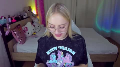 Snapshot of alinaocean chatting on 10/18/25, 07:36 alinaocean online show from 10/18/25, 07:36