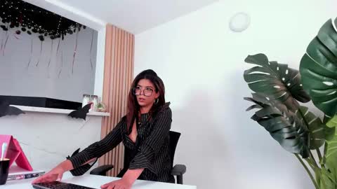 Snapshot of alinasweett_ chatting on 10/26/25, 03:40    online show from 10/26/25, 03:40