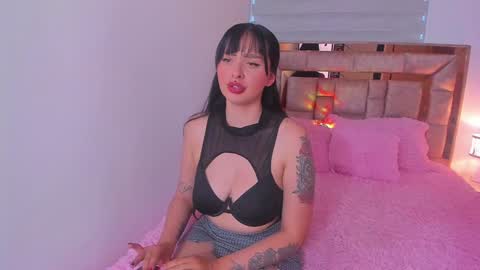 Snapshot of alisia_rose chatting on 01/29/25, 10:43 Alice online show from 01/29/25, 10:43