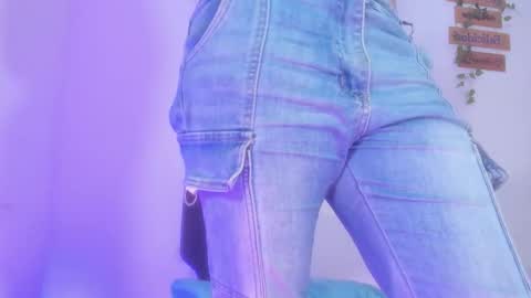 Snapshot of alisiacollinsss chatting on 10/31/25, 10:33 Alisia online show from 10/31/25, 10:33