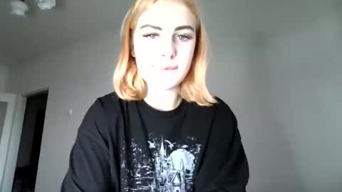 Snapshot of alismoona chatting on 09/17/25, 01:35 Alisa online show from 09/17/25, 01:35