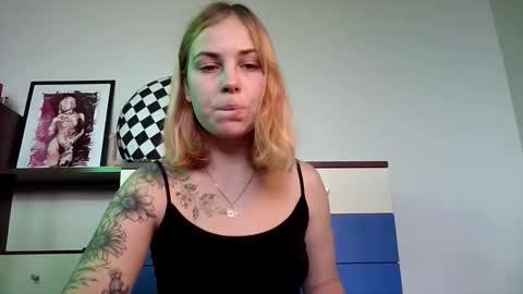 Snapshot of alismoona chatting on 10/27/25, 10:41 Alisa online show from 10/27/25, 10:41