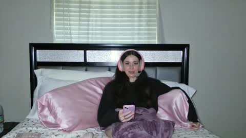 Snapshot of alisonfieldsxo chatting on 05/26/26, 11:23 Alison Fields online show from 05/26/26, 11:23