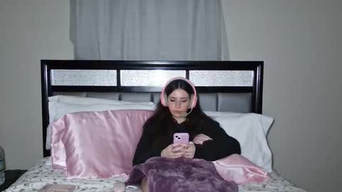 Snapshot of alisonfieldsxo chatting on 05/27/26, 01:57 Alison Fields online show from 05/27/26, 01:57