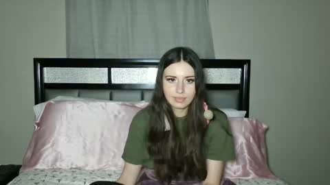Snapshot of alisonfieldsxo chatting on 06/14/26, 02:09 Alison Fields online show from 06/14/26, 02:09