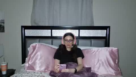 Snapshot of alisonfieldsxo chatting on 06/25/26, 06:18 Alison Fields online show from 06/25/26, 06:18