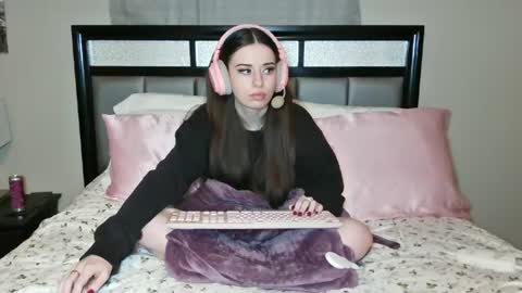 Snapshot of alisonfieldsxo chatting on 06/30/26, 04:24 Alison Fields online show from 06/30/26, 04:24