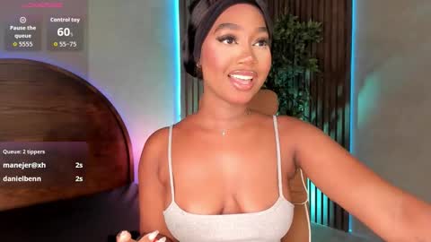 Snapshot of alisoon_moon chatting on 10/26/25, 01:11 Alison Moon online show from 10/26/25, 01:11