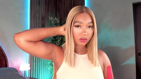 Snapshot of alisoon_moon chatting on 11/06/25, 12:11 Alison Moon online show from 11/06/25, 12:11