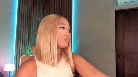 Snapshot of alisoon_moon chatting on 11/13/25, 10:41 Alison Moon online show from 11/13/25, 10:41